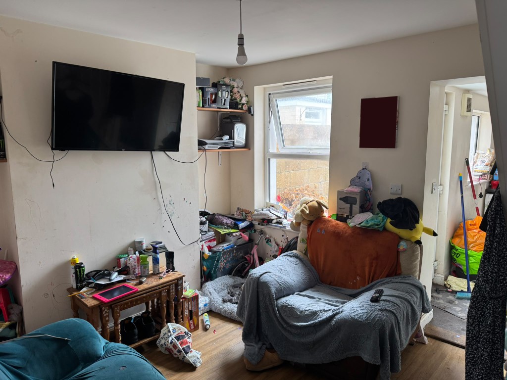 Lot: 175 - TWO-BEDROOM MID-TERRACE HOUSE FOR INVESTMENT - Living room at rear of house